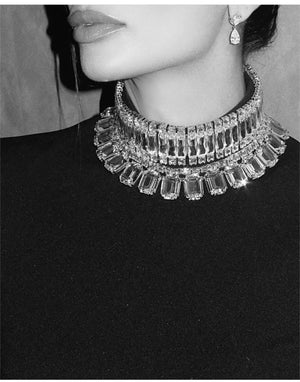 This black bandage dress features elegant flare sleeves and sparkling diamonds, adding a touch of luxury to any evening party or cocktail event. Designed for the sop