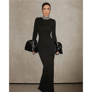 This black bandage dress features elegant flare sleeves and sparkling diamonds, adding a touch of luxury to any evening party or cocktail event. Designed for the sop