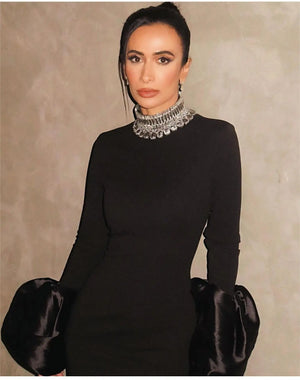 This black bandage dress features elegant flare sleeves and sparkling diamonds, adding a touch of luxury to any evening party or cocktail event. Designed for the sop