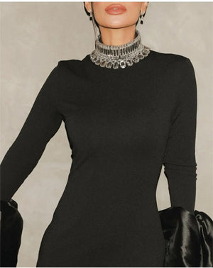 This black bandage dress features elegant flare sleeves and sparkling diamonds, adding a touch of luxury to any evening party or cocktail event. Designed for the sop