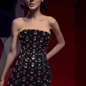 Get ready to turn heads in this Solid Slimming Fashion Dress! With its strapless and sleeveless design, you'll feel effortlessly elegant while the patchwork diamonds
