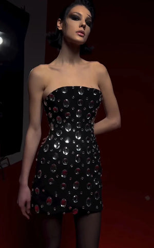 Get ready to turn heads in this Solid Slimming Fashion Dress! With its strapless and sleeveless design, you'll feel effortlessly elegant while the patchwork diamonds