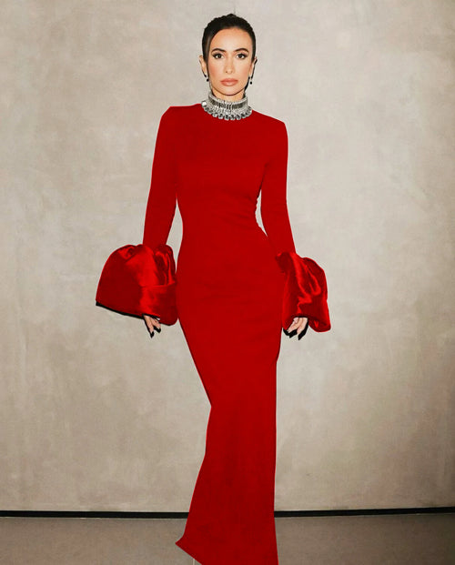 This black bandage dress features elegant flare sleeves and sparkling diamonds, adding a touch of luxury to any evening party or cocktail event. Designed for the sop